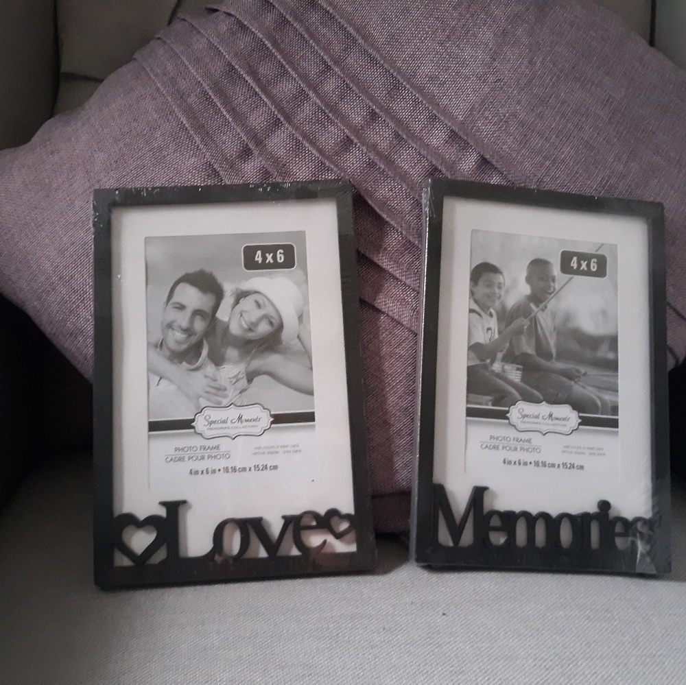 Two unopened 4x6 photo frames